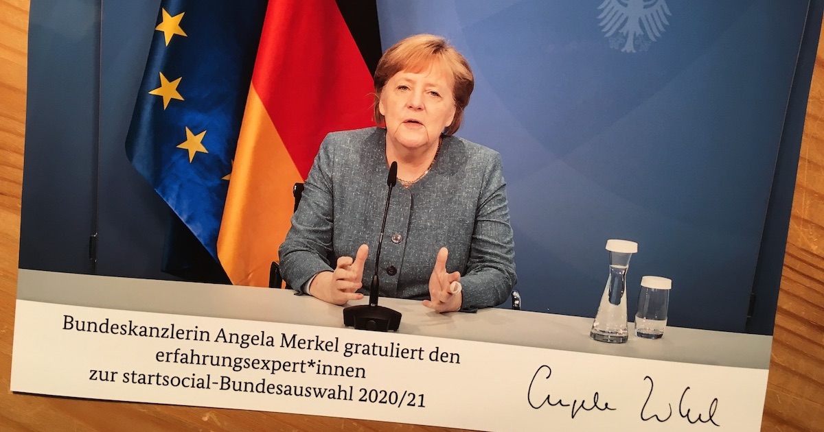 Bundeskanzlerin Angela Merkel gratuliert den erfahrungsexpert*innen zur startsocial Bundesauswahl 2020/21